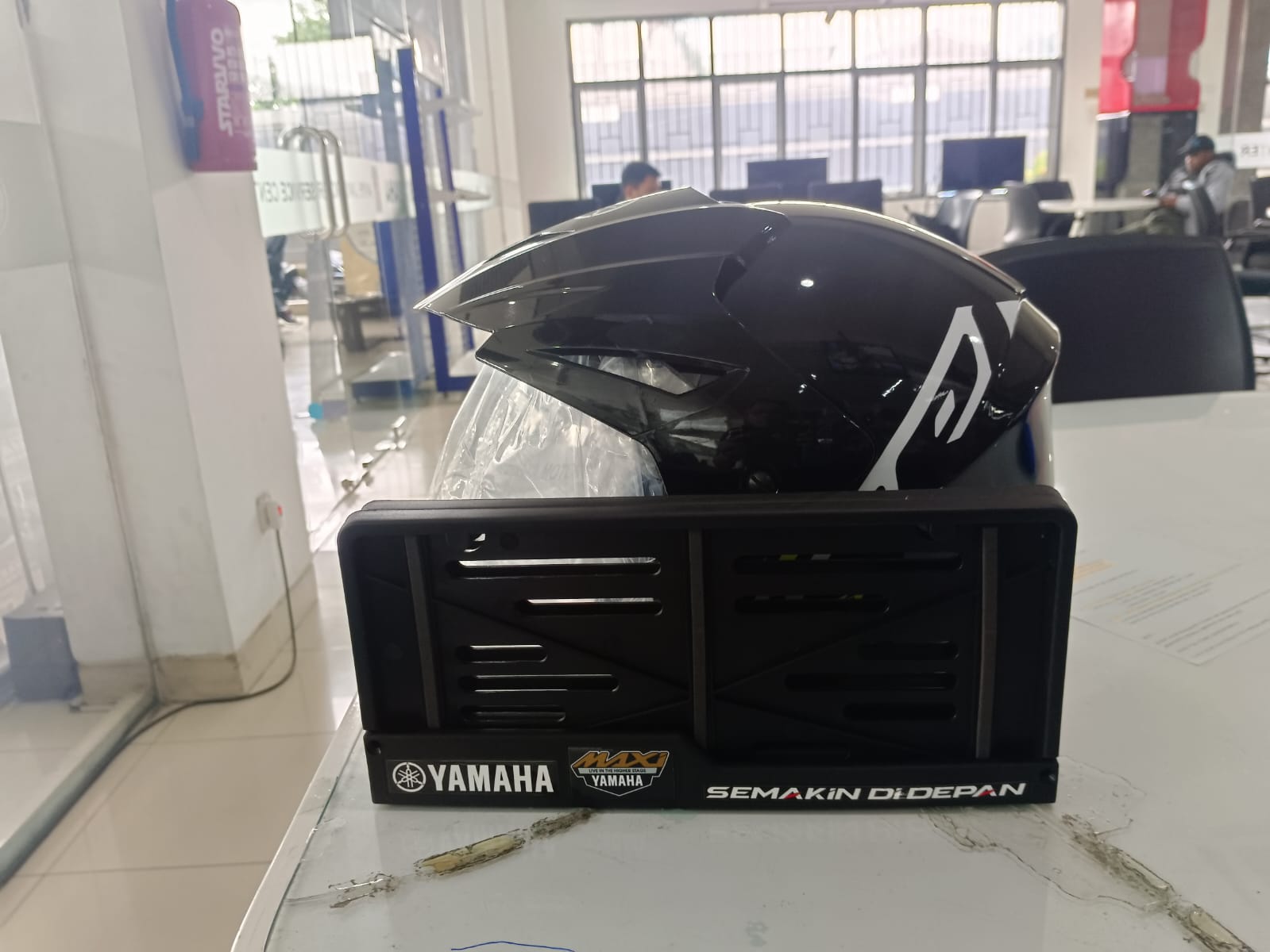 Helm dan dudukan plat